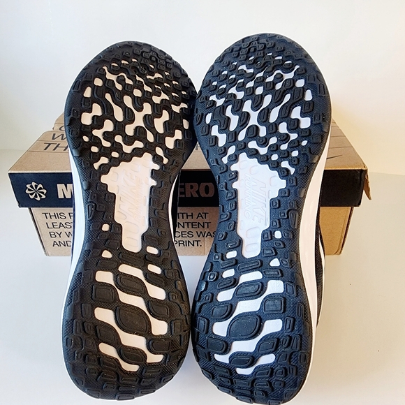 Nike NEW Revolution Black Running Tennis Shoes Womens Size 11 Wide 4E NIB NWT - Picture 8 of 10